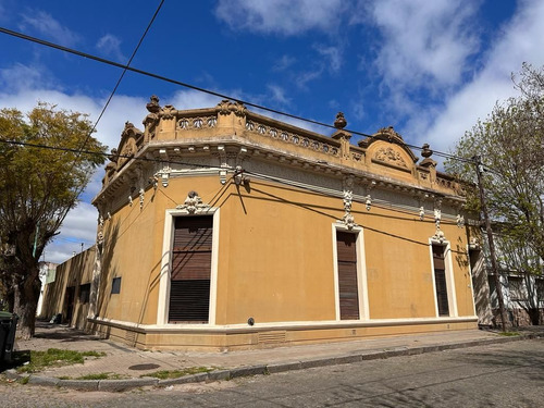 Venta De Casa Antigua, En Esquina, En Pleno Casco Histórico 