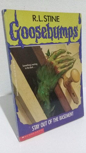 Goosebumps Stay Out Of The Basement R. L. Stine En Inglés