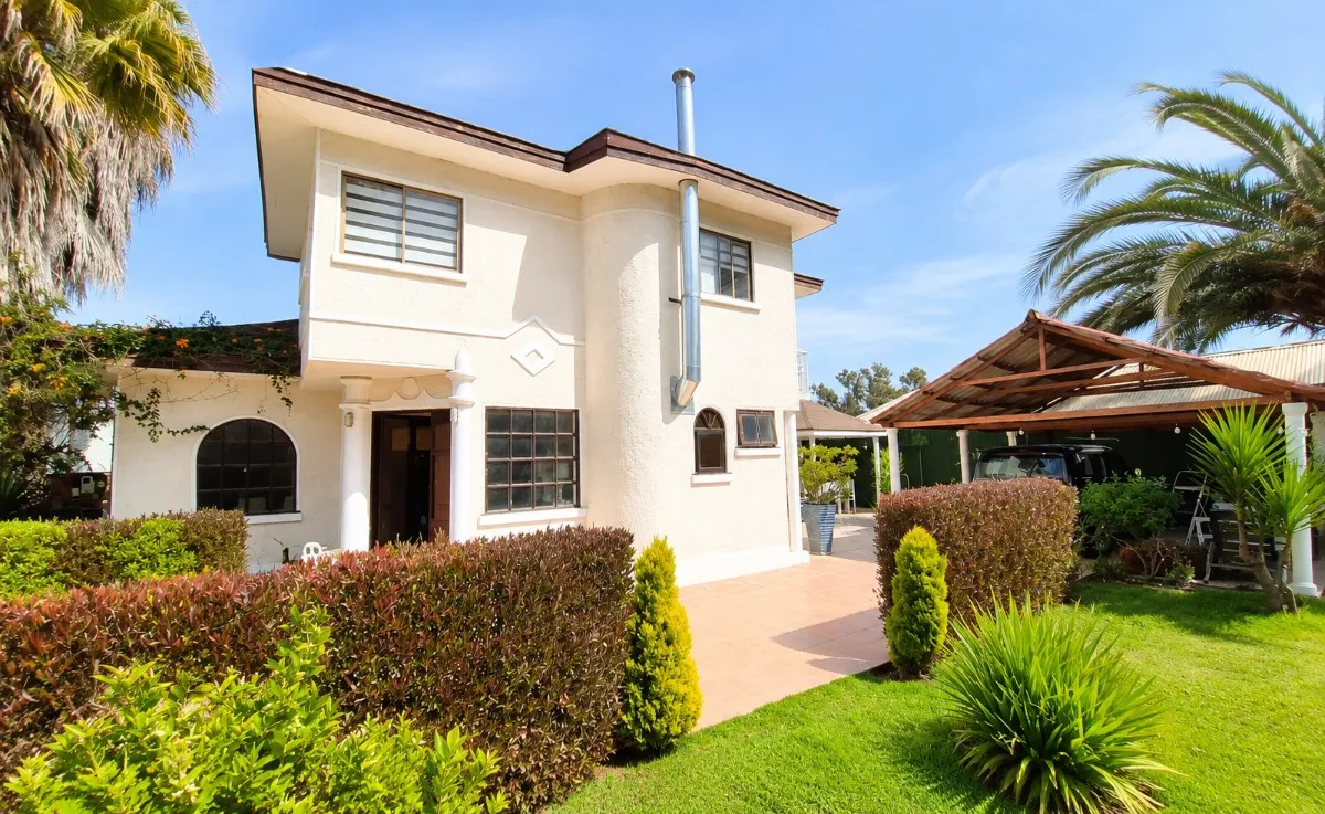 Imagen 2 de 17 de Exclusiva Casa De 4d+4b+4e Con Piscina Y Bungalow