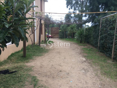 Casa 3 Dormitorios 2 Baños En Barrio La Fortuna- Ref: 1067