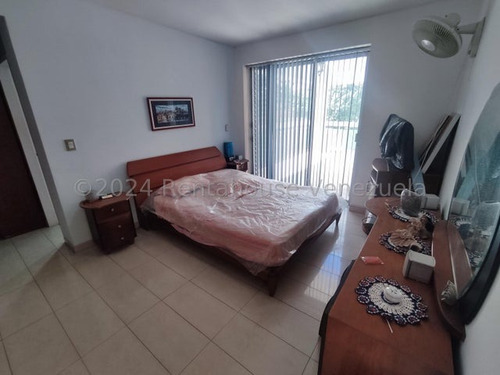 Espectacular Ph En Venta En Hermoso Edificio De Los Chaguaramos Mls#25-10496 - Jca