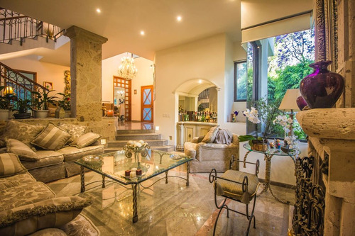 Casa En Venta En Valle Real Frente A Parque