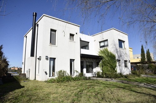 Casa En Alquiler A La Laguna  Barrio San Benito Villanueva Tigre