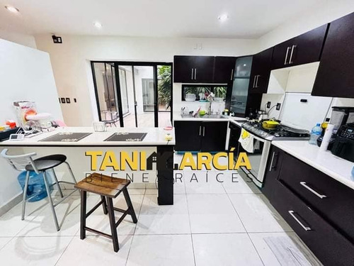 Vendo Casa Excelente Ubicación, Frente A Plaza Shangrila