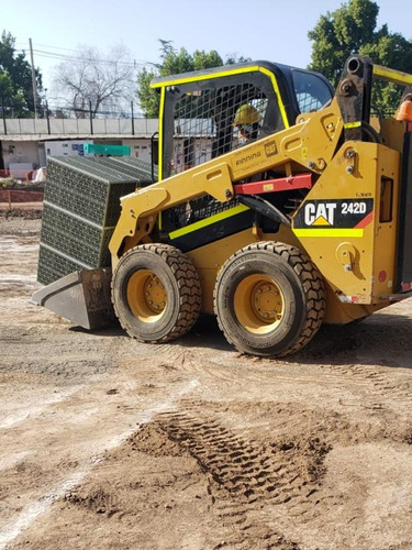 Arriendo Minicargador Caterpillar 