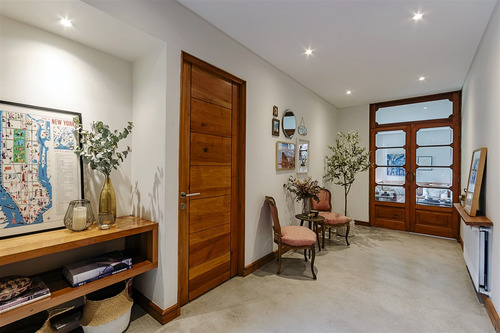 Estupenda Casa Remodelada En Vitacura, Excelente Ubicación.