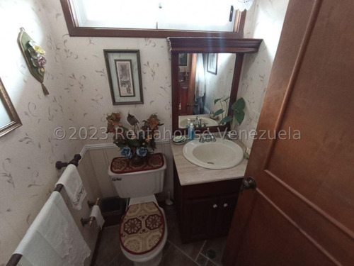 César Bullones Vende Elegante Casa Duplex En Urb Rosaleda, Lara 25-12402