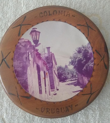 Plato De Madera Para Colgar - Colonia- Uruguay - 14cm.