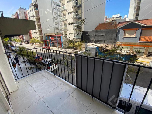 Excelente Departamento En Venta De 2 Ambientes A La Calle Con Balcón Saliente.