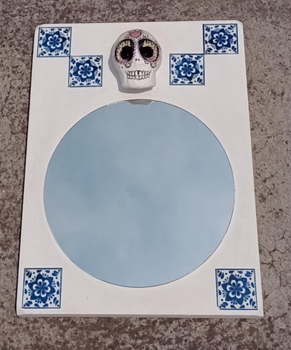 Decoración Día De Muertos. Espejo Con Cráneo De Papel Mache