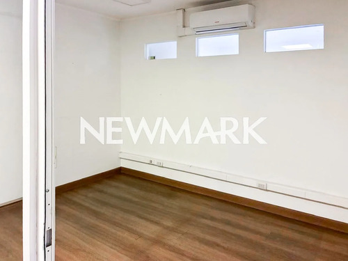 Amplia Propiedad Comercial En Arriendo