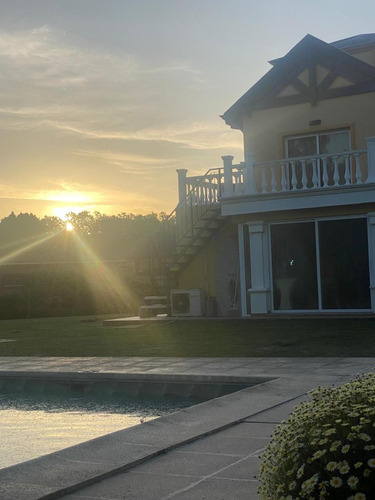 Casa En Venta - 4 Dormitorios 4 Baños - 3.000mts2 - La Plata