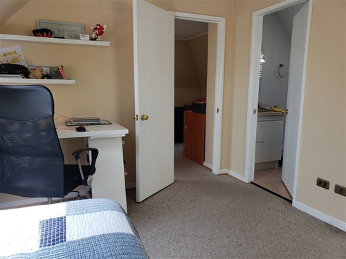 Casa En Venta De 4 Dorm. En Peñalolén