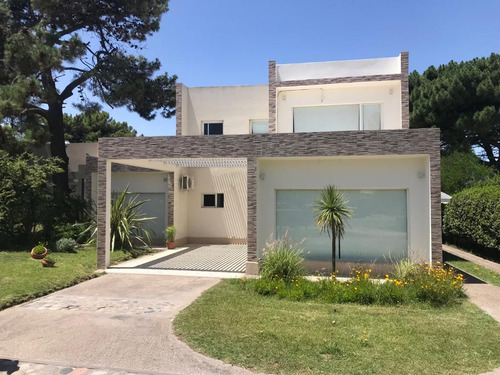 Casa De 3 Dormitorios Con Pileta - Monte Hermoso