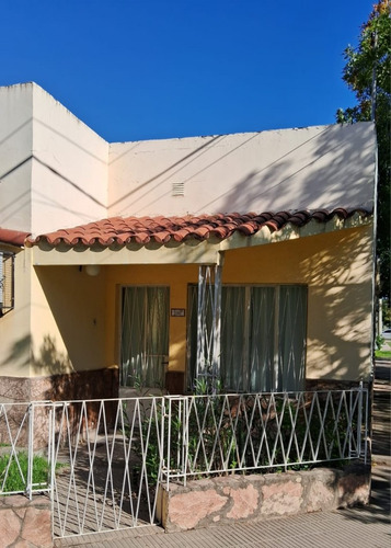 Casa De Dos Dormitorios Y Cochera, A 300 Mts De Av. Lujan.