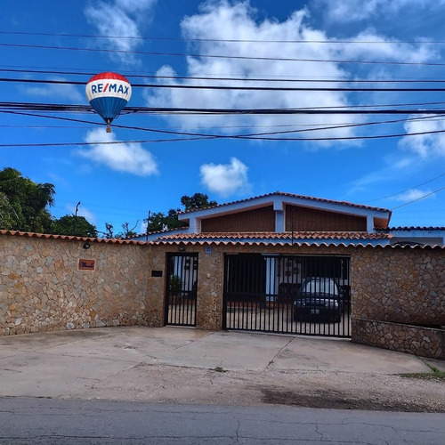 Re/max 2mil Vende Casa En Los Robles, Pampatar