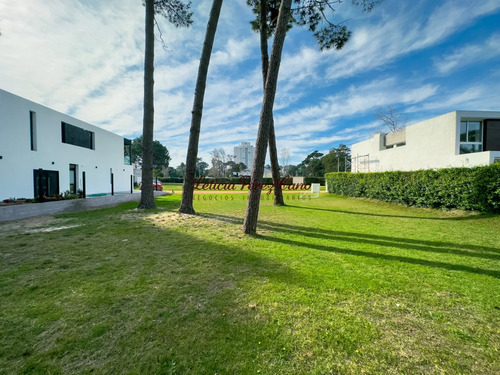 Venta Terreno En Country Privado , Playa Mansa, Punta Del Este