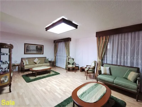 Casa De 215m2t / 347m2c / 4r / 3.5b / 1a / Vigilancia