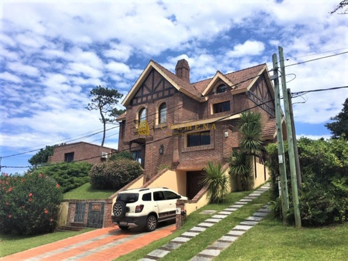Hermosa Y Exclusiva Casa En Punta Del Este, A Metros De La Playa Mansa!!! Consulte!!!- Ref: 1925