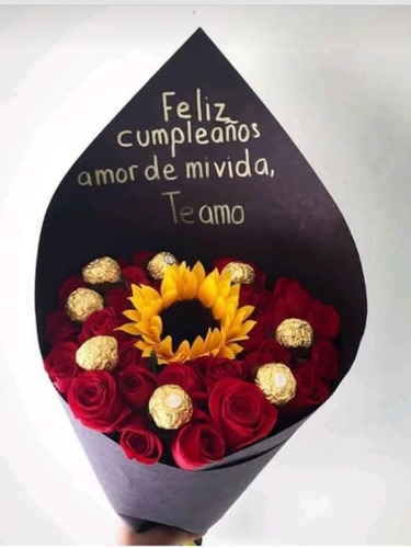 Conos De Rosas. Golosinas. Regalo. Arreglo.