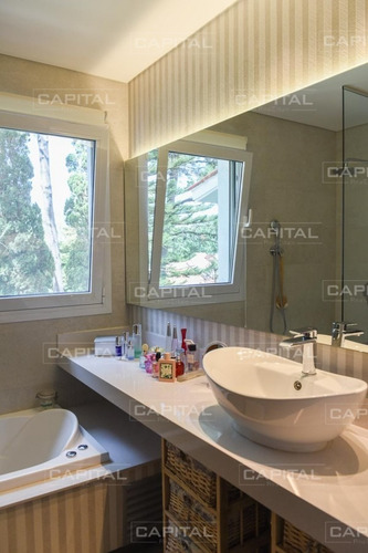 Moderna Casa De Cuatro Dormitorios En Playa Mansa Venta-ref:27936