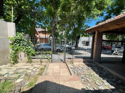 Venta-casa C/jardín En Inmejorable Ubicación En Monte Grande