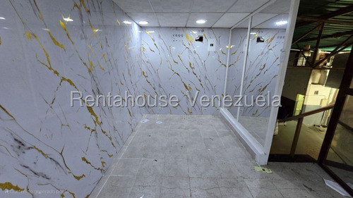 Ms: 25-24198 Se Vende Amplio Y Cómodo Galpón En Catia. A=867m2, 2b, 8p.