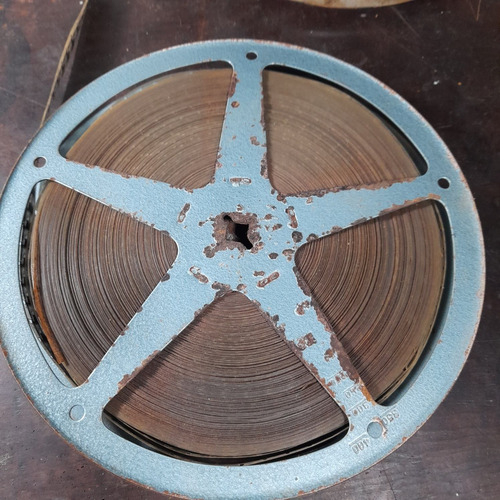 Imagem 2 de 4 de Rolo Com Filme 16mm Com 18 Cm De Diâmetro. 01