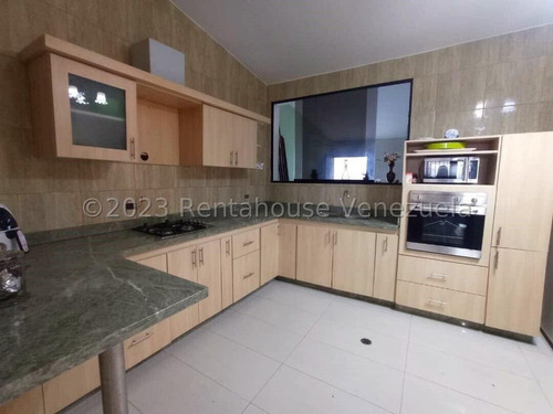 Julio Latouche 24-7529 Casa En Venta Trigal Sur Valencia, Amplia, Cómoda, Totalmente Re-modelada, Tanque Subterráneo