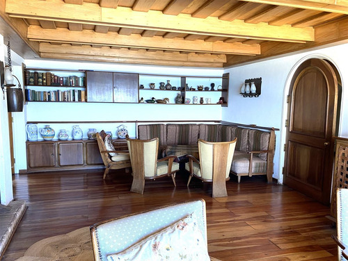 Casa En Venta De 6 Dorm. Frente A La Playa De Zapallar