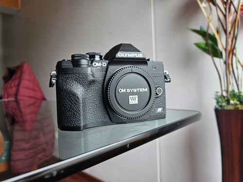 Olympus Om-d E-m10 Mark Iv Mirrorless Cuerpo No Caja Retail