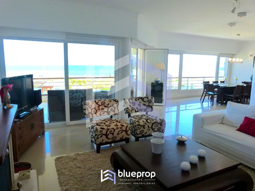 Imagen 4 de 14 de Apartamento Para La Venta Frente A Playa Mansa En Punta Del Este. 4 Dormitorios.