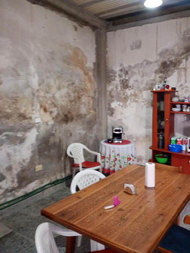 Casa Sobre Lote Propio A Una Cuadra De La Estacion De Caraza.