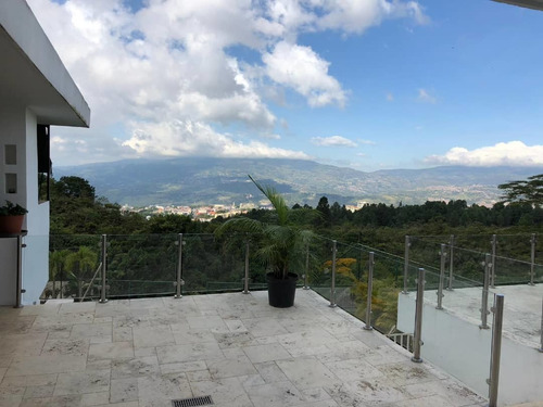 Imagen 10 de 14 de Casa De Tres Plantas En La Urbanización Colinas De Pirineos