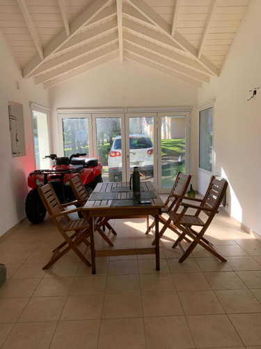Hermosa Casa Con 4 Dormitorios , 3 Baños Y 1 En Suite