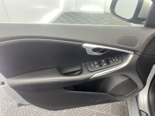 Volvo V40 2.0 T4 Drive-E R-DESIGN AT