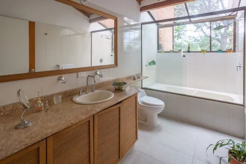 Casa En Venta En Loma De Los Balsos. Cod V16245