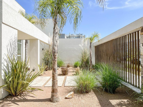 Imagen 7 de 30 de Gran Casa Moderna De Estilo 6 Dormitorios, Al Golf Del Barrio El Golf Nordelta