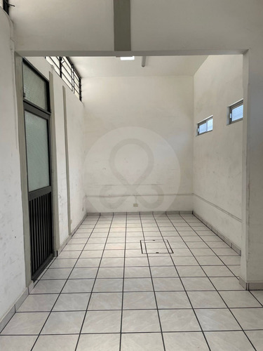 Local Comercial En Renta En Av Damian Carmona, Barrio De Santiago