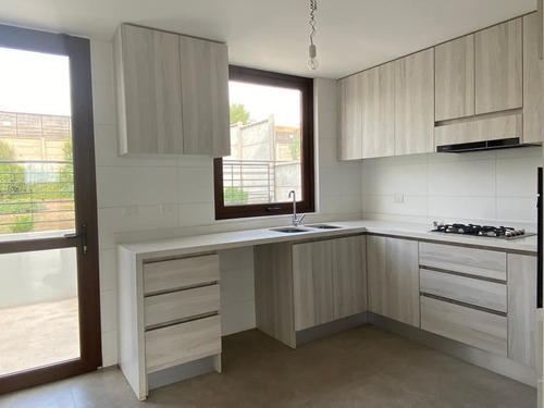 Casa En Venta De 4 Dorm. En Concón