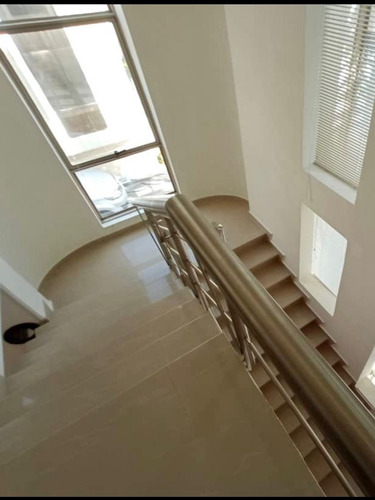 Townhouse En Alquiler El Castaño