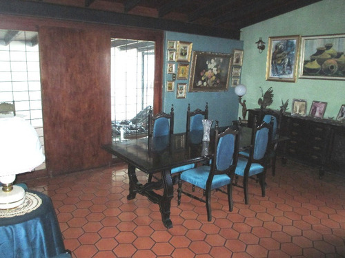 Venta - Quinta Para Remodelar Pero Mantenida. Precio Bajado!! - 463 Mts2. Terreno 525 Mts. 6 Hab. 5 Baños. 4 Estc. Parte Alta Muy Cerca De La Cota Mil - El Marques - Mun. Sucre