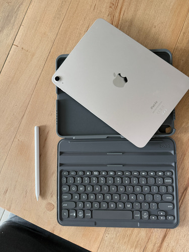 Apple Ipad Air 5a Generación 256 Gb + Teclado + Apple Pencil Plateado (Usado)