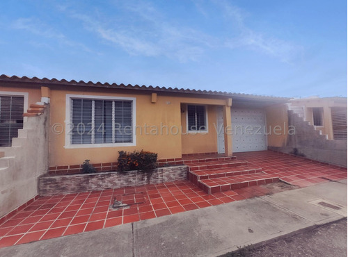 Gisselle Lobo Vende Bella Y Acogedora Casa En Cabudare, -2 4 2 1 0 1 9- Con Areas De Servicio, Tanque Subterraneo,  Estacionamiento De Visitantes, Camineria, Caney, Canchas, Vigilancia 24/7.