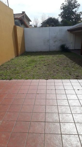 Chalet 5 Ambientes Con Cochera Y Jardin