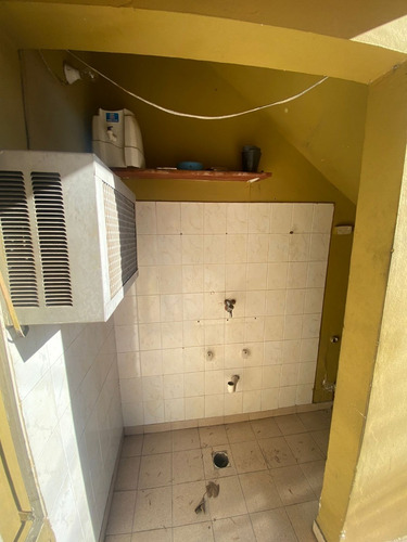 Imagen 16 de 17 de En Venta Casa 3 Amb Con Gge P/ 2 Autos, Amplio Fondo Libre, Terraza Y Local En Lanus (136)