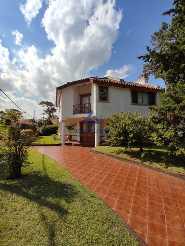 Muy Buena Casa En Venta En La Zona Mas Linda De Playa Mansa.- Ref: 5676
