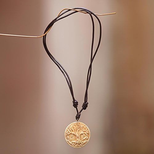 Novica Collar Con Colgante De Hueso Hecho A Mano Artesanal C