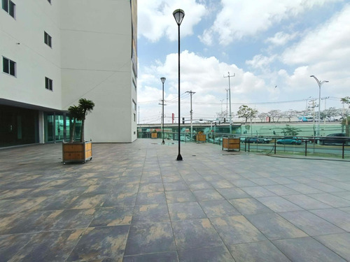 Local Comercial En Planta Baja En Renta En Bernardo Quintana, Con Estacionamiento.
