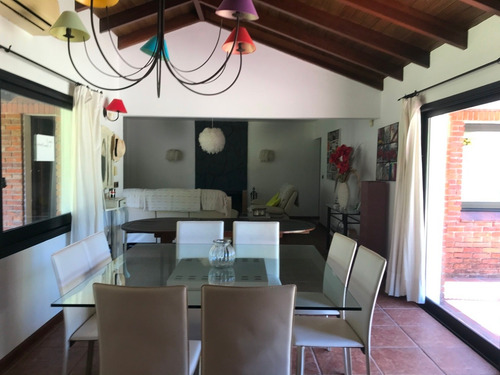 Casa, 4 Dormitorios Y Piscina